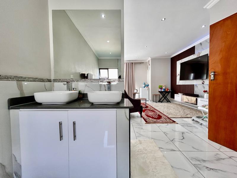 5 Bedroom Property for Sale in Xanadu North West